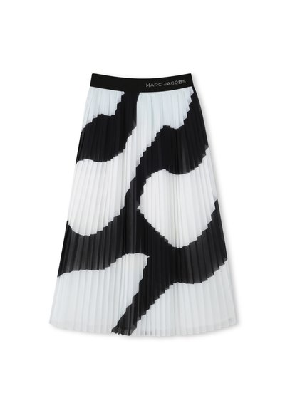 Jupe midi plissée avec un motif abstrait noir et blanc, fabriquée en tissu léger et dotée d'une taille élastique noire.