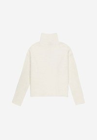 Kremowy sweter z długim rękawem i kołnierzem typu golf, o luźnym kroju, wyłożony na płasko na białym tle.