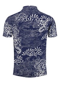 Camisa de manga corta con base azul marino y patrones abstractos de océano y animales en blanco. Incluye un cuello clásico y un diseño de botón.