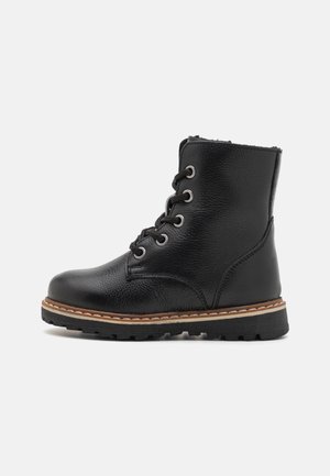 Schwarze Leder-Ankle Boots mit Metallösen, runden Schnürsenkeln und strukturiertem Finish. Verfügt über eine robuste Sohle und eine kontrastierende genähte Zwischensohle.