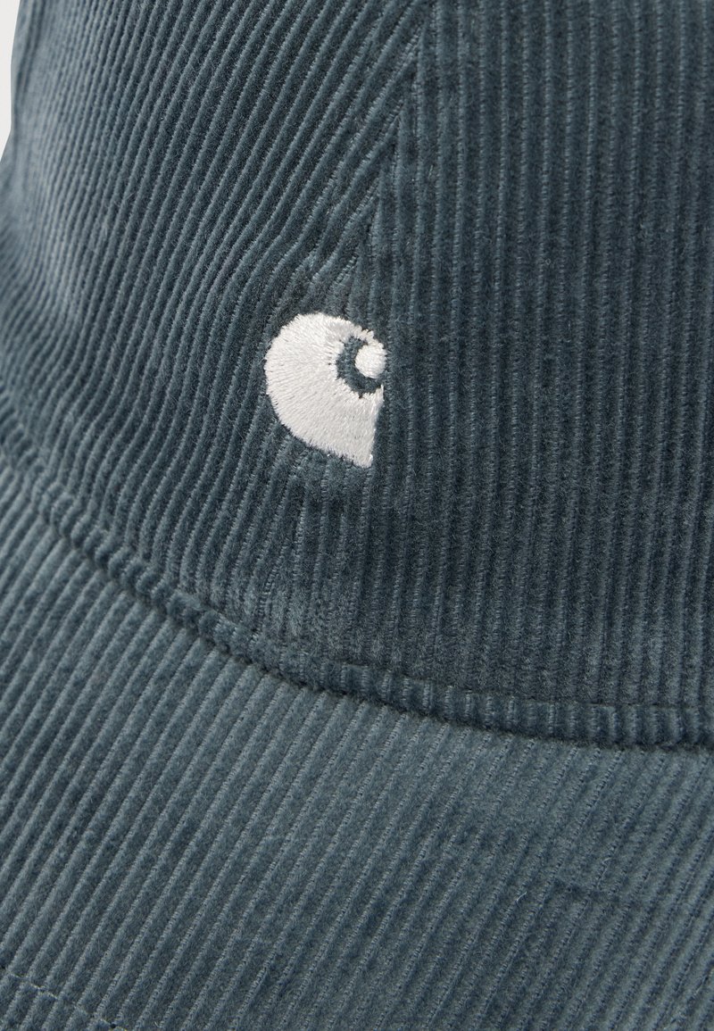 Dunkelblaue Cord-Kappe mit einem kleinen weißen, aufgestickten Logo auf dem vorderen Panel.