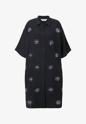 Mustapaitakdressi, jossa on lyhyet hihat, napitus edessä ja purppuranvärisiä brodeerattuja silmämotifeja, joita ympäröi hopeiset säteet teksturoidussa kankaassa.