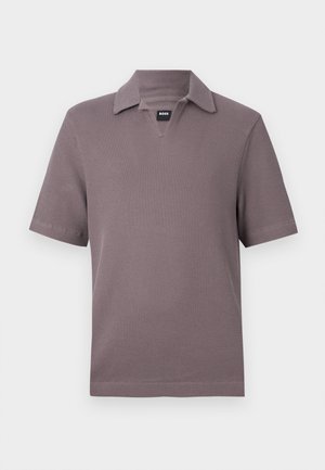 Polo manches courtes mauve en tissu texturé avec une petite étiquette noire "BOSS" au col en V.