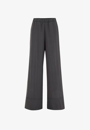 Pantaloni largi de culoare gri închis, dintr-un material ușor. Prezintă o talie elastică și tivuri cu o cusătură subtilă.