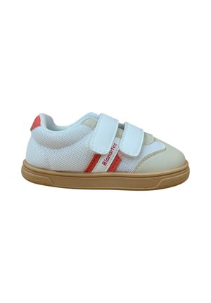 Zapatilla blanca para niño con puntera beige, suela marrón clara, franja roja y dos tiras blancas de velcro.