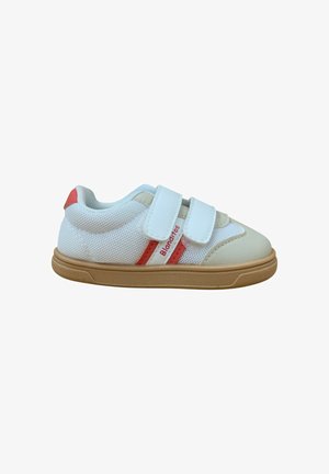 Zapatilla blanca para niño con puntera beige, suela marrón clara, franja roja y dos tiras blancas de velcro.