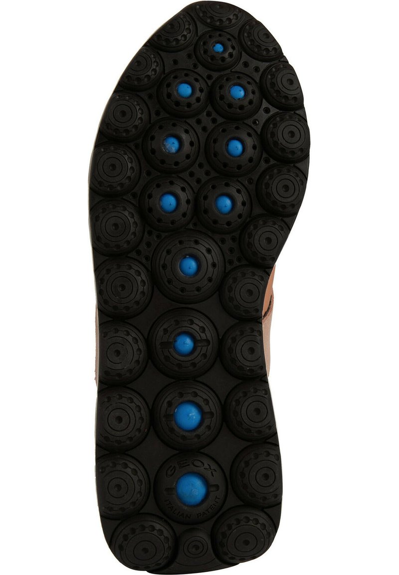 Schwarze Gummisohle mit kreisförmigen Mustern und blauen Akzenten. Strukturierte Gestaltung mit erhöhten Bereichen für Halt und Unterstützung.