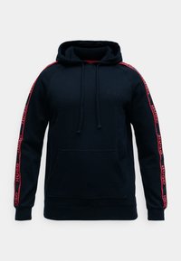 Čierna mikina s kapucňou, s červenými pruhmi s logom Hugo na rukávoch, predným klokánkovým vreckom, šnúrkami a decentným logom na hrudníku.