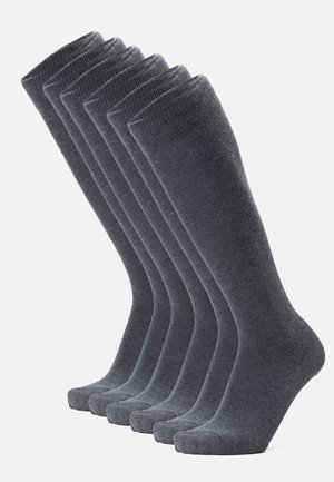 Sechs Paar dunkelgraue knielange Socken aus einem weichen Mischgewebe mit glatter Textur, die ein geripptes Bündchen und verstärkte Zehen aufweisen.