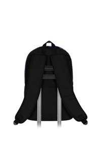 Mochila negra con correas de hombro acolchadas y un asa superior reforzada. Presenta una textura suave y un diseño rectangular y elegante.