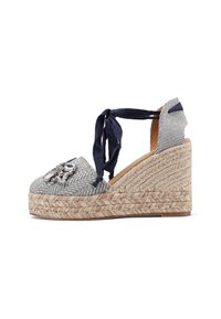 Espadrille con zeppa in grigio e blu navy, con suola in juta intrecciata, lacci in tessuto e decorazioni gioiello sulla punta.