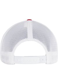 Hvit mesh baseball caps med buet skjerm og justerbar plaststropp bak, med en rød akcent øverst.