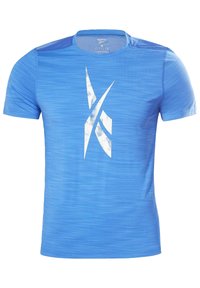 Blå sportt-shirt gjord av texturerat tyg, med en stor vit logotyp i mitten och kontrasterande nätdetaljer på axlarna.