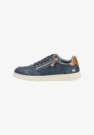 Sneaker blu navy con tomaia in pelle perforata, fodera grigia chiaro, dettagli in pelle beige, lacci frontali e zip laterale. Suola in gomma.