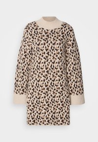 Sweater de malha com base em bege, apresentando um padrão de leopardo preto e castanho. Gola alta redonda e punhos canelados nas mangas oversized.
