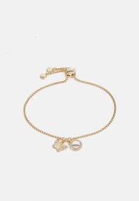 Gulllenke med en sommerfuglvedheng og et rundt vedheng dekorert med rhinestones, preget av en delikat tekstur.