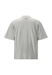 Szara koszulka z krótkim rękawem wykonana z miękkiego dżerseju bawełnianego. Posiada okrągły dekolt oraz małe czerwone haftowane logo na górnej części pleców.