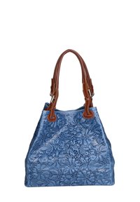 Sac à main bleu en relief avec des motifs floraux, doté de sangles en cuir marron et d'accents en métal argenté. La surface texturée ajoute de la profondeur.
