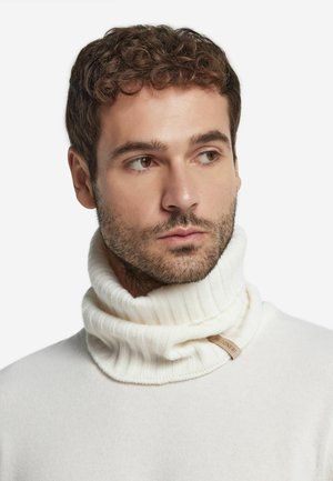 Écharpe en tricot blanc avec col roulé, dotée d'une texture côtelée et d'une finition lisse, présentant une petite étiquette en cuir de marque positionnée au niveau du col.