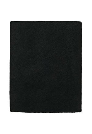 Tapis rectangulaire noir uni avec une surface douce et texturée présenté sur fond blanc.