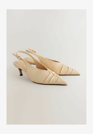 Bežinės odinės šlepetės su aštriu priekiniu gale ir surinktos tekstūros detale. Turi žemą kulną ir reguliuojamą kulkšnies dirželį.