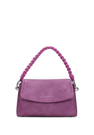 Fialová texturovaná kožená kabelka s pleteným horním uchem, klopovým zapínáním a stříbrnými kovovými akcenty, s logem "Hispanitas" na přední straně.