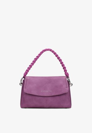 Fialová texturovaná kožená kabelka s pleteným horním uchem, klopovým zapínáním a stříbrnými kovovými akcenty, s logem "Hispanitas" na přední straně.