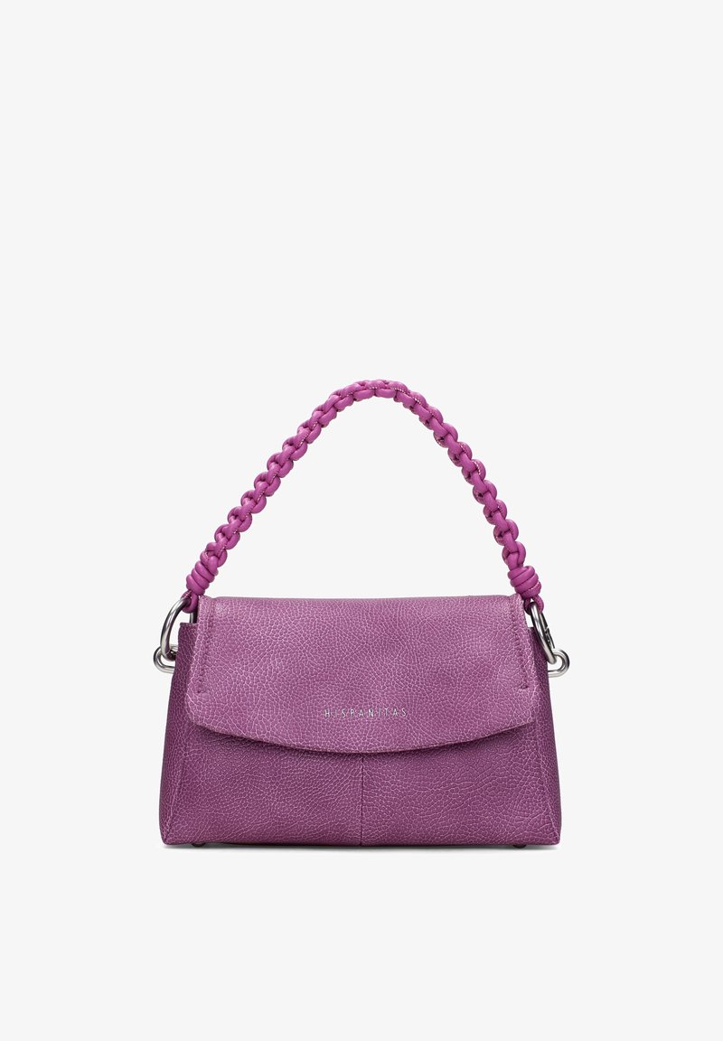 Borsa a mano in pelle viola testurizzata con manico superiore intrecciato, chiusura a patta e dettagli in metallo argentato, con marchio "Hispanitas" sul davanti.