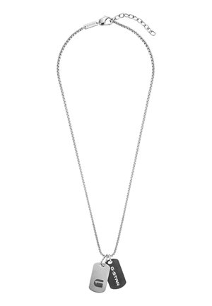 Srebrny naszyjnik z dwoma zawieszkami w stylu dog tag, jedna z wygrawerowanym logo "G", druga z napisem "G-STAR".