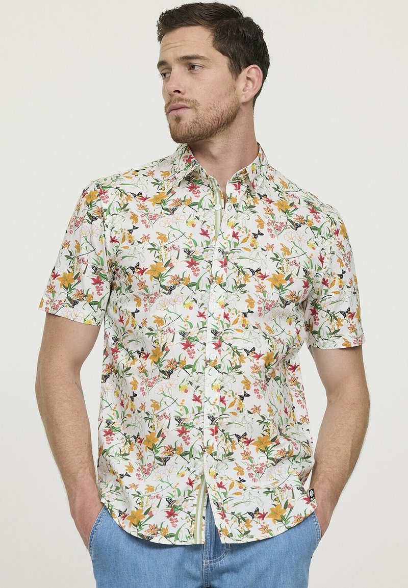 Korte mouwen shirt van lichte, witte stof met een kleurrijk bloemenpatroon met vlinders, knoopsluiting kraag en rechte zoom.