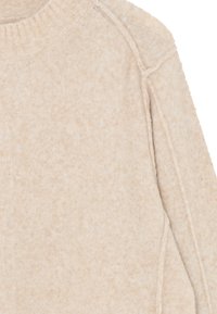 Beige striktrøje med en tekstureret overflade, der har en rund halsudskæring og synlige sømme langs skulderen og siden.