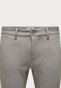 Helle graue Hose aus strukturiertem Stoff, mit einem einzelnen Knopfverschluss und Gürtelschlaufen. Das Design umfasst frontale Taschen und einen Standardbund.