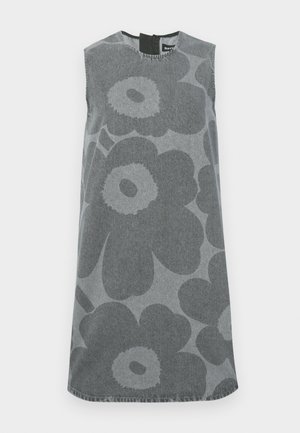 Sømløs kjole i grå denim med store mørkegrå blomstermønstre. Rund hals med et nøkkelhull bak og rett silhuett.