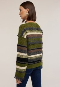 Pulover tricotat cu dungi verzi, maronii și negre; material texturat; accente cu franjuri pe mâneci și umeri; croi relaxat; gât rotund.