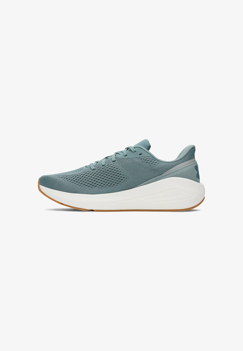 Scarpa sportiva di colore azzurro chiaro con tomaia in mesh traspirante, chiusura con lacci e suola bianca imbottita. Presenta un design testurizzato e un battistrada in gomma.