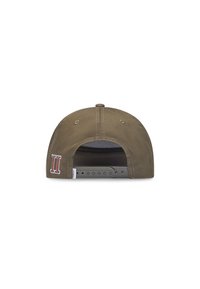 Khaki színű baseball sapka állítható pánttal, hátul piros és fehér hímzett "II" felirattal, látható további szellőző lyukakkal.