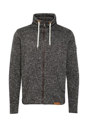 Grijze zip-up hoodie met een gekantsoen patroon, hoge kraag, contrasterende witte trekkoorden en zijzakken. Voorzien van een leren logo patch.