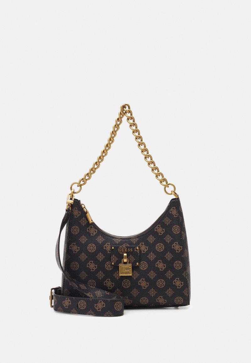 Sac à main Guess noir et marron à motif, avec anse chaîne dorée, détail de fermeture dorée, et une sangle d'épaule supplémentaire ajustable.