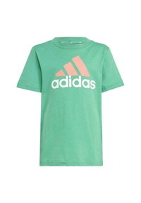 T-shirt verde in cotone con colletto rotondo, maniche corte e un grande logo "adidas" bianco con dettagli rosa sul davanti.
