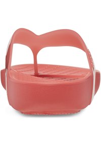 Korale japonki z gumy z fakturową podeszwą, górnym paskiem w kształcie litery V i gładkim wykończeniem; zaprojektowane dla komfortu i łatwości noszenia.