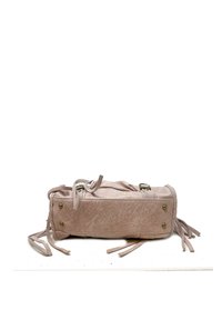 Lyserød ruskinds håndtaske med rektangulær form, rå kanter og dekorative kvaster. Har messing hardware og en justerbar snørebåndslukning.