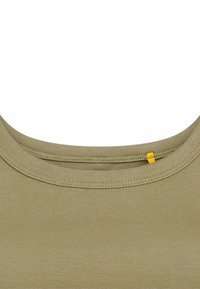 Oliven grünes ärmelloses Top aus glattem Stoff, mit einem runden Halsausschnitt und sichtbaren Nähten. Ein kleiner gelber Akzent ist angebracht.