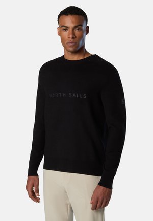 Maglione nero realizzato in tessuto morbido, con scollo rotondo e maniche lunghe. Sul fronte c'è la scritta "NORTH SAILS" in un grigio tenue.