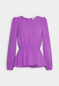 Blouse violette à manches longues avec taille froncée et ourlet peplum, encolure ronde et fermeture par bouton au dos.
