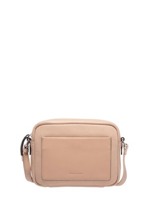 Beige læder crossover taske med en glat tekstur, rektangulær form, frontlomme og justerbar skulderrem. Diskret brand logo nederst.