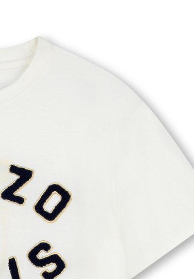 Maglietta bianca in cotone con maniche corte, collo a giro e scritte in blu navy testurizzate con contorno giallo.