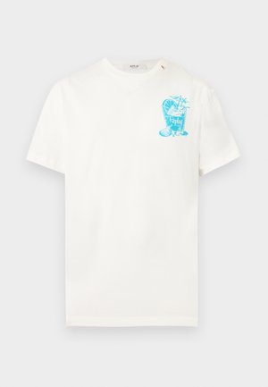Hvid kortærmet T-shirt med lille blåt motiv af et cocktailglas, citron skiver og ordet "Replay" på den øverste venstre bryst.