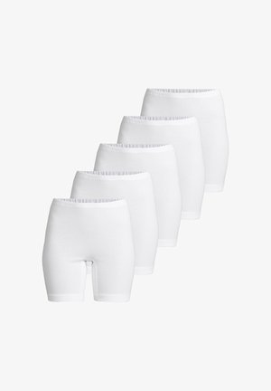 Cinque paia di boxer da donna in cotone bianco semplice impilati in una fila diagonale su sfondo bianco.