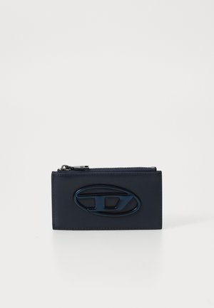 Marine leren portemonnee met een ritssluiting, voorzien van een ovale logo-accent. Gladde textuur en rechthoekige vorm voor een gestroomlijnd ontwerp.