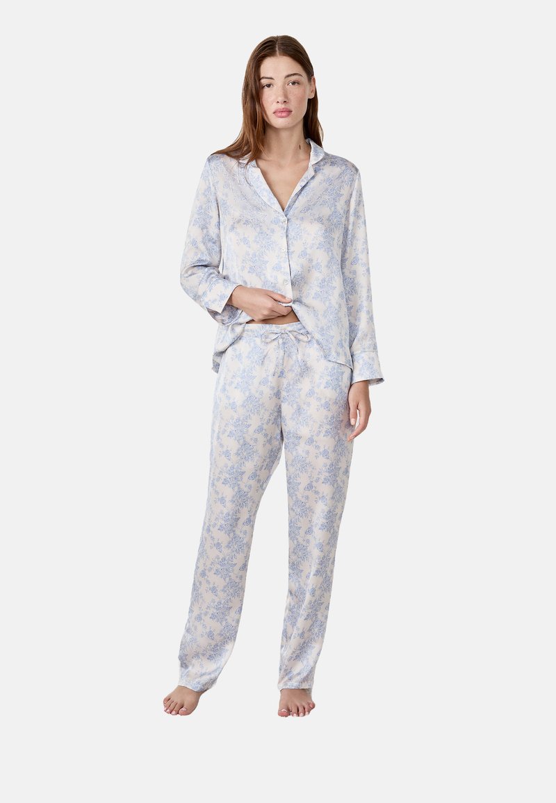 Lichtblauwe pyjama set met bloemendessin, gemaakt van zachte stof; langetermijnsluiting met knopen en bijpassende broek met trekkoord en elastische taille.